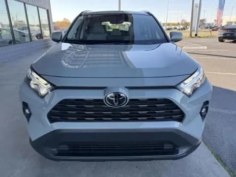 Досить вживаний Toyota RAV4 XLE 2023 року випуску, преміум-класу, чистий